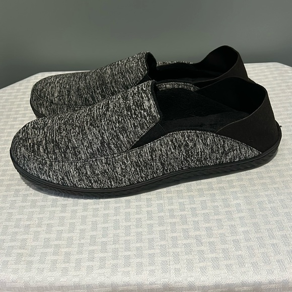 isotoner Other - Men’s Isotoner knit slippers